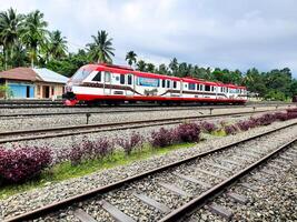 passagier trein rijtuigen gebonden voor padang - kayutanam zijn Aan standby Bij de spoorweg station in kayutanam, padang pariaman regentschap, west Sumatra provincie in Indonesië foto