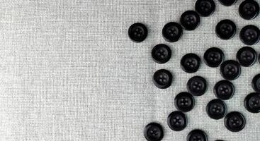 zwart naaien toetsen Aan wit kleding stof achtergrond. vlak leggen, top visie. foto