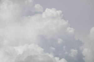 storm wolken in de lucht gedurende zomer foto