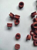 verzameling van rood rubber gas- cilinders geïsoleerd Aan wit achtergrond foto