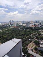 visie van gebouwen en verkeer in de Indonesisch stad van Jakarta foto