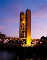 sacramento, ca, 2007 - een toren van brug in de buurt zonsondergang foto