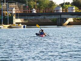 folsom, ca, 2007 - kajak peddelen weg Aan meer in de buurt dam foto