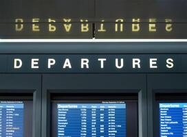 strak schot van vertrek bord Bij ons luchthaven foto