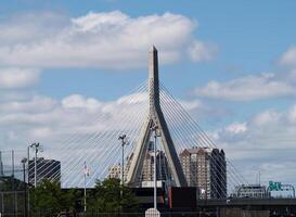 Boston, ma, 2008 - brug toren tegen blauw lucht en wit wolken foto