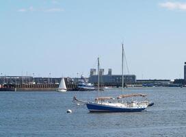 Boston, ma, 2008 - tweemaster zeilboot afgemeerd in haven foto