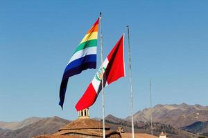 cusco, Peru, 2015 - vlaggen voor cusco en Peru vliegend Aan vlaggenmasten met blauw lucht zuiden Amerika foto