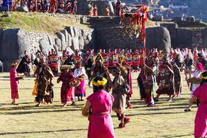 cusco, Peru, 2015 - mannen en Dames in traditioneel kostuum inti straalmi festival foto