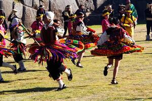 cusco, Peru, 2015 - mannen en Dames dansen in kleurrijk traditioneel kostuum inti straalmi foto