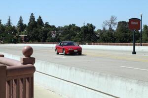 folsom, ca, 2010 - single rood auto Aan brug rijweg gedurende dag foto