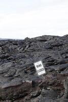 weg Gesloten teken omringd door zwart lava foto