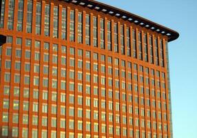 Boston, ma, 2008 - rood gebouw met veel van ramen in blauw lucht foto