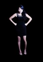 jong aantrekkelijk Japans Amerikaans vrouw staand in jurk foto