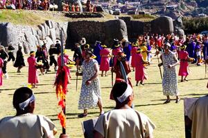 cusco, Peru, 2015 - mannen en Dames in traditioneel kostuum inti straalmi foto