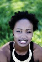 buitenshuis portret van Afrikaanse Amerikaans tiener meisje foto