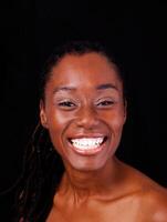 groot glimlach kaal zou moeten portret Afrikaanse Amerikaans vrouw Aan zwart foto