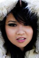 aantrekkelijk Aziatisch Amerikaans in winter jas kap portret foto