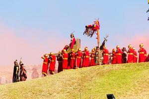 cusco, Peru, 2015 - inti straalmi festival inca koning wezen gedragen Aan gouden troon zuiden Amerika foto