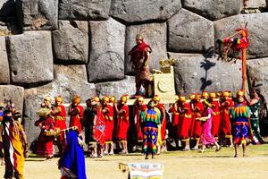 cusco, Peru, 2015 - inca koning wezen gedragen in inti straalmi festival zuiden Amerika foto