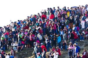 cusco, Peru, 2015 - menigte Aan heuvel tegen wit lucht zuiden Amerika foto