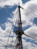 Boston, ma, 2008 - mast hoofd van uss grondwet tegen bewolkt blauw lucht foto