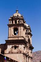 cusco, Peru, 2015 - kerk klok toren tegen blauw lucht zuiden Amerika foto