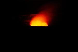 nacht schot van heet gloeiend lava groot eiland Hawaii foto