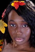 strak portret Afrikaanse Amerikaans vrouw herfst bladeren foto