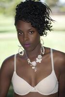 aantrekkelijk jong zwart vrouw buitenshuis portret beha foto