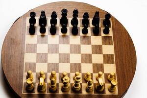 schaak bord beginnend positie Aan oud magnetisch reeks foto