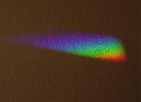 regenboog van prisma Aan getextureerde muur binnenshuis foto