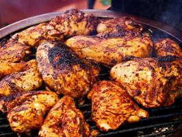 Koken stukken van kip Aan barbecue rooster foto