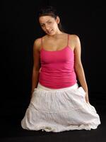 jong Kaukasisch vrouw in rok en roze top foto