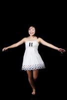 Japans Amerikaans vrouw ronddraaien in wit jurk foto