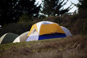 tenten reeks omhoog Bij kamp plaats hellend heuvel foto