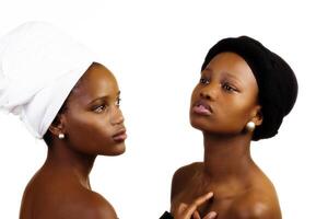 kaal schouder portret twee zwart zussen in hoofd sjaals foto