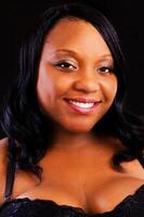 Afrikaanse Amerikaans vrouw glimlachen portret in zwart beha foto