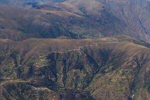 antenne visie van bergen en kronkelend weg Peru zuiden Amerika foto