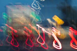abstract ontwerp gemaakt door auto lichten en verkeer tekens foto