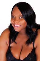 glimlachen portret Afrikaanse Amerikaans vrouw in zwart beha foto