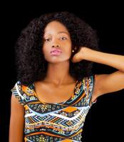 aantrekkelijk Afrikaanse Amerikaans tiener vrouw gevormde jurk foto