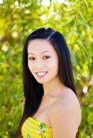 glimlachen buitenshuis portret van Aziatisch Amerikaans vrouw foto