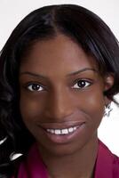 dichtbij portret van jong Afrikaanse Amerikaans vrouw glimlachen foto