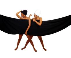 twee zwart zussen staand achter zwart kleding foto