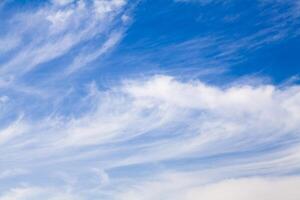 cirrus merrie staart wolken in blauw lucht foto
