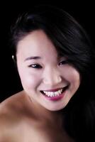 glimlachen portret jong Japans Amerikaans vrouw Aan donker achtergrond foto