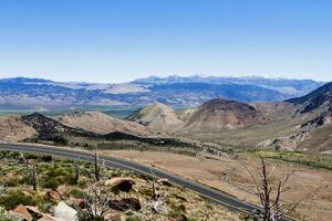 twee rijbaan weg oostelijk Sierra Nevada bergen foto