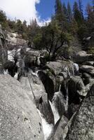 water trapsgewijs naar beneden over- graniet rotsen yosemite nationaal park foto