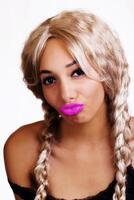 mager Afrikaanse Amerikaans vrouw lippen gebobbeld blond pruik foto