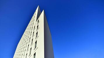 visie van een wit modern appartement gebouw. perfect symmetrie met blauw lucht. meetkundig architectuur detail modern beton structuur gebouw. abstract beton architectuur. foto